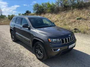 Vista frontale di un noleggio Jeep Grand Cherokee a Tbilisi, Georgia ✓ Auto #16592. ✓ Cambio Automatico TM ✓ 0 recensioni.