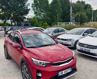 Vista frontale di un noleggio Kia Stonic all'aeroporto di Tirana, Albania ✓ Auto #16589. ✓ Cambio Automatico TM ✓ 0 recensioni.