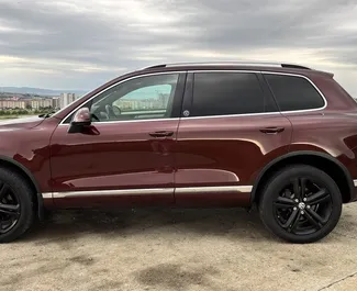 Volkswagen Touareg 2018 disponibile per il noleggio a Tbilisi, con limite di chilometraggio di 250 km/giorno.