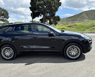 Interni di Porsche Cayenne in affitto in Georgia. Un'ottima auto da 5 posti con cambio Automatico.
