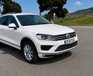 Interni di Volkswagen Touareg in affitto in Georgia. Un'ottima auto da 5 posti con cambio Automatico.