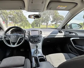 Interni di Opel Insignia Combi in affitto in Georgia. Un'ottima auto da 5 posti con cambio Automatico.