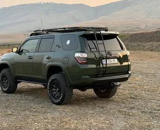 Toyota 4 Runner 2024 disponibile per il noleggio a Tbilisi, con limite di chilometraggio di 250 km/giorno.