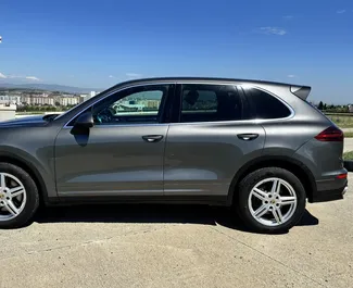 Interni di Porsche Cayenne in affitto in Georgia. Un'ottima auto da 5 posti con cambio Automatico.