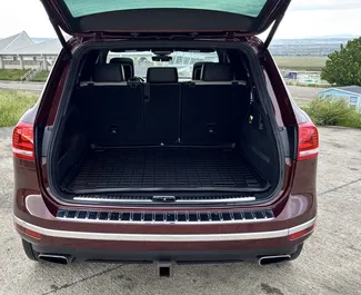 Interni di Volkswagen Touareg in affitto in Georgia. Un'ottima auto da 5 posti con cambio Automatico.