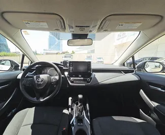 Interni di Toyota Corolla Sedan in affitto in Georgia. Un'ottima auto da 5 posti con cambio Automatico.