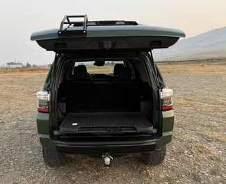 Toyota 4 Runner 2024 con sistema A trazione integrale, disponibile a Tbilisi.