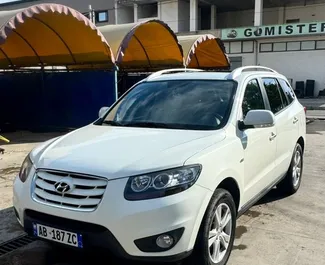 Vista frontale di un noleggio Hyundai Santa Fe a Durazzo, Albania ✓ Auto #16581. ✓ Cambio Automatico TM ✓ 0 recensioni.