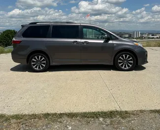 Toyota Sienna 2019 disponibile per il noleggio a Tbilisi, con limite di chilometraggio di 250 km/giorno.