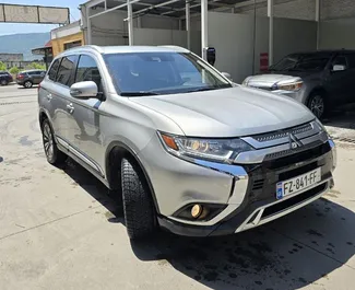 Vista frontale di un noleggio Mitsubishi Outlander a Tbilisi, Georgia ✓ Auto #16594. ✓ Cambio Automatico TM ✓ 0 recensioni.