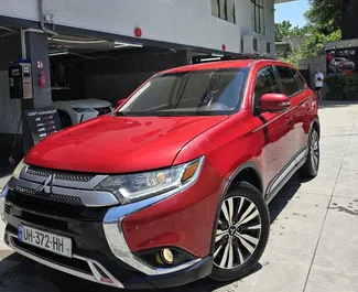 Vista frontale di un noleggio Mitsubishi Outlander a Tbilisi, Georgia ✓ Auto #16595. ✓ Cambio Automatico TM ✓ 0 recensioni.