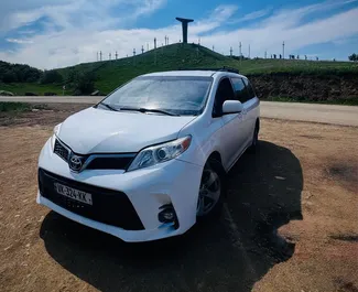 Vista frontale di un noleggio Toyota Sienna a Kutaisi, Georgia ✓ Auto #15913. ✓ Cambio Automatico TM ✓ 1 recensioni.