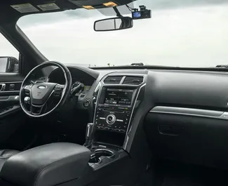 Interni di Ford Explorer in affitto in Georgia. Un'ottima auto da 7 posti con cambio Automatico.