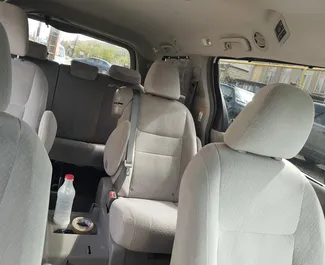 Toyota Sienna 2018 disponibile per il noleggio a Kutaisi, con limite di chilometraggio di illimitato.