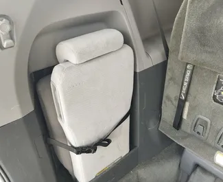 Interni di Toyota Sienna in affitto in Georgia. Un'ottima auto da 8 posti con cambio Automatico.