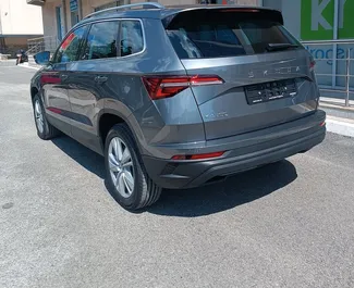Vista frontale di un noleggio Skoda Karoq a Budva, Montenegro ✓ Auto #16537. ✓ Cambio Automatico TM ✓ 0 recensioni.