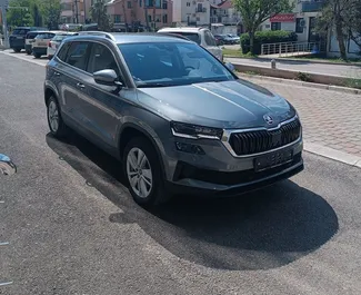 Interni di Skoda Karoq in affitto in Montenegro. Un'ottima auto da 5 posti con cambio Automatico.