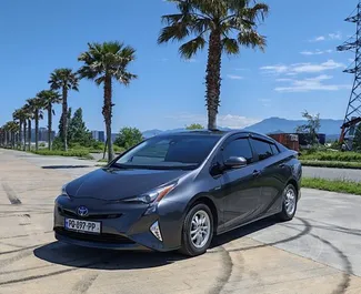 Vista frontale di un noleggio Toyota Prius a Batumi, Georgia ✓ Auto #16543. ✓ Cambio Automatico TM ✓ 0 recensioni.