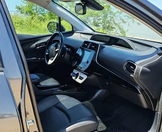 Noleggio Toyota Prius. Auto Economica, Comfort per il noleggio in Georgia ✓ Cauzione di Deposito di 270 GEL ✓ Opzioni assicurative RCT, CDW, Passeggeri.