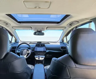 Toyota Prius 2017 disponibile per il noleggio a Batumi, con limite di chilometraggio di 300 km/giorno.