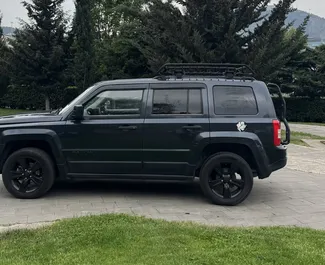 Jeep Patriot 2017 disponibile per il noleggio a Tbilisi, con limite di chilometraggio di illimitato.