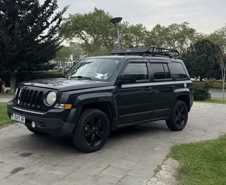 Vista frontale di un noleggio Jeep Patriot a Tbilisi, Georgia ✓ Auto #1314. ✓ Cambio Automatico TM ✓ 22 recensioni.