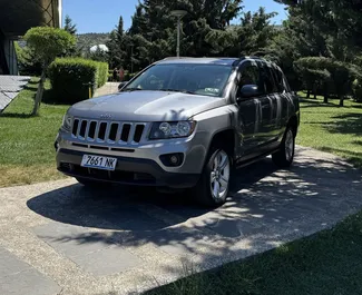 Vista frontale di un noleggio Jeep Compass a Tbilisi, Georgia ✓ Auto #1560. ✓ Cambio Automatico TM ✓ 8 recensioni.