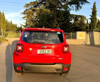 Interni di Jeep Renegade in affitto in Georgia. Un'ottima auto da 5 posti con cambio Automatico.