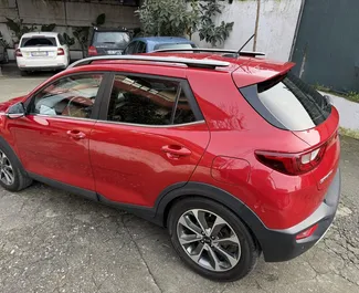 Interni di Kia Stonic in affitto in Albania. Un'ottima auto da 5 posti con cambio Automatico.