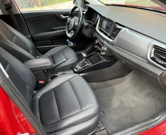 Kia Stonic 2022 disponibile per il noleggio all'aeroporto di Tirana, con limite di chilometraggio di illimitato.