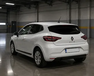 Vista frontale di un noleggio Renault Clio 5 a Budva, Montenegro ✓ Auto #16539. ✓ Cambio Manuale TM ✓ 0 recensioni.