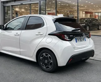Vista frontale di un noleggio Toyota Yaris a Budva, Montenegro ✓ Auto #16540. ✓ Cambio Automatico TM ✓ 0 recensioni.