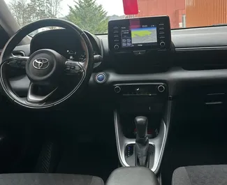 Motore Ibrido da 1,5L di Toyota Yaris 2024 per il noleggio a Budva.