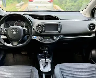 Vista frontale di un noleggio Toyota Yaris a Budva, Montenegro ✓ Auto #16614. ✓ Cambio Automatico TM ✓ 0 recensioni.