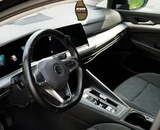 Vista frontale di un noleggio Volkswagen Golf 8 a Budva, Montenegro ✓ Auto #16616. ✓ Cambio Automatico TM ✓ 0 recensioni.