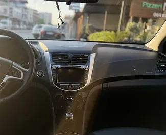 Interni di Hyundai Accent in affitto in Albania. Un'ottima auto da 4 posti con cambio Automatico.
