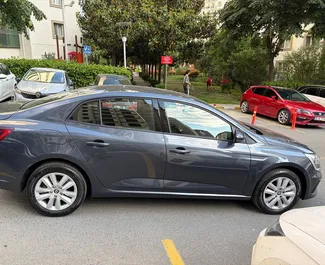 Vista frontale di un noleggio Renault Megane Sedan all'aeroporto di Antalya, Turchia ✓ Auto #16596. ✓ Cambio Automatico TM ✓ 0 recensioni.