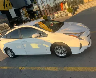 Vista frontale di un noleggio Toyota Prius a Tbilisi, Georgia ✓ Auto #16591. ✓ Cambio Automatico TM ✓ 0 recensioni.