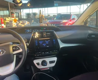 Noleggio auto Toyota Prius 2017 in Georgia, con carburante Benzina e 121 cavalli di potenza ➤ A partire da 80 GEL al giorno.