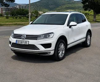 Volkswagen Touareg 2018 disponibile per il noleggio a Tbilisi, con limite di chilometraggio di 250 km/giorno.