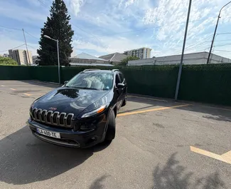 Vista frontale di un noleggio Jeep Cherokee a Tbilisi, Georgia ✓ Auto #16533. ✓ Cambio Automatico TM ✓ 0 recensioni.