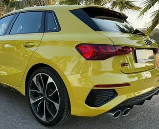 Audi S3 2022 disponibile per il noleggio ad Alicante, con limite di chilometraggio di 200 km/giorno.