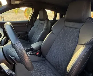 Interni di Audi S3 in affitto in Spagna. Un'ottima auto da 4 posti con cambio Automatico.