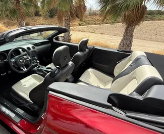 Interni di Ford Mustang Cabrio in affitto in Spagna. Un'ottima auto da 4 posti con cambio Automatico.