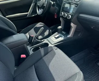 Interni di Subaru Forester in affitto in Georgia. Un'ottima auto da 5 posti con cambio Automatico.