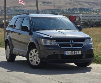 Vista frontale di un noleggio Dodge Journey a Tbilisi, Georgia ✓ Auto #16578. ✓ Cambio Automatico TM ✓ 0 recensioni.