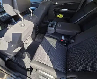 Interni di Dodge Journey in affitto in Georgia. Un'ottima auto da 7 posti con cambio Automatico.