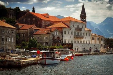 Noleggia un'auto a Perast