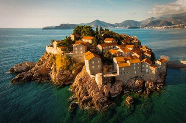 Noleggia un'auto a Sveti Stefan